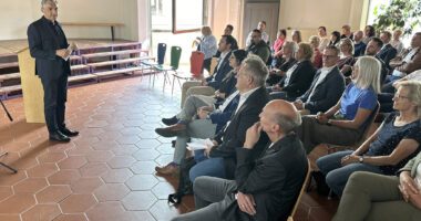 Unser Bild zeigt Landrat Dr. Ronny Raith bei der Begrüßung der Gäste. Foto: Heiko Langer / Landkreis Regen