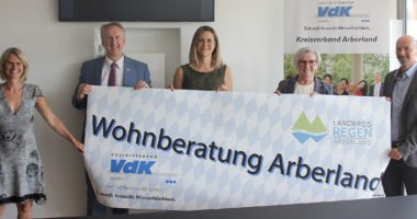 Unser Bild zeigt v.li.: Yvonne Knobloch, Ressortleitung Leben im Alter, VdK Bayern, Helmut Plenk, Franziska Geiß, Landrätin Rita Röhrl und den Sozialamtsleiter Horst Kuffner. Foto: Dannerbauer/Landkreis Regen  