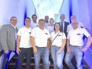 Unser Bild zeigt, unten v.li. Bürgermeister Adolf Muhr, Lukas Fischl, Karl-Heinz Achatz, Hans Hagengruber, oben v.li.: Florian Baumgartner, Christian Biermeier, Caroline Süß, Landrat Dr. Ronny Raith und Georg Vogl. Foto: Katrin Hagengruber