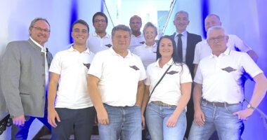 Unser Bild zeigt, unten v.li. Bürgermeister Adolf Muhr, Lukas Fischl, Karl-Heinz Achatz, Hans Hagengruber, oben v.li.: Florian Baumgartner, Christian Biermeier, Caroline Süß, Landrat Dr. Ronny Raith und Georg Vogl. Foto: Katrin Hagengruber