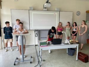 Unser Bild zeigt: Die Schülerinnen und Schüler brachten sich beim Workshop aktiv ein. Foto: Agentur Göttl.Göttl