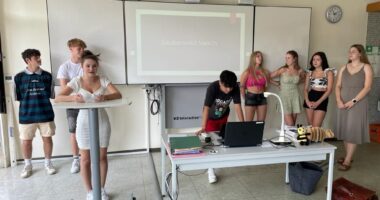 Unser Bild zeigt: Die Schülerinnen und Schüler brachten sich beim Workshop aktiv ein. Foto: Agentur Göttl.Göttl